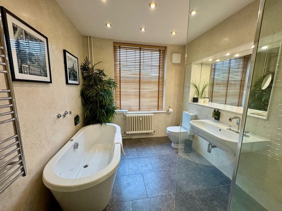 Premium Suite | Bathroom | Shower, rainfall showerhead, free toiletries, hair dryer