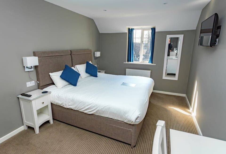 Family Room | Desk, laptop workspace, free WiFi, bed sheets