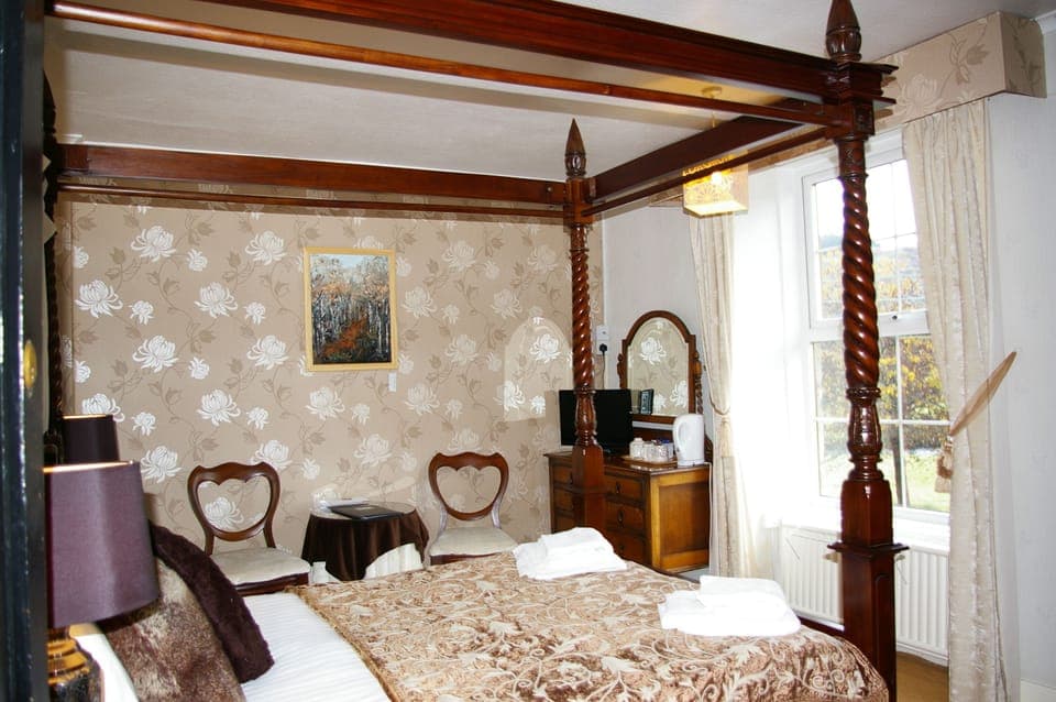 Four Poster Room – Mountain View (Room 2)  | Individually decorated, individually furnished, iron/ironing board