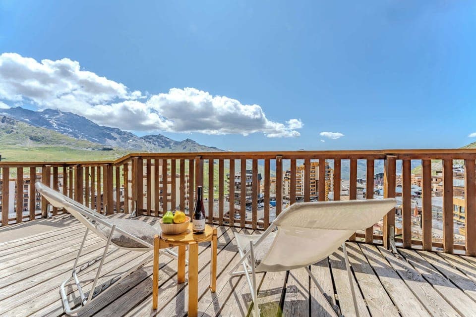 Soak up the sun and take in panoramic mountain views from your south-facing balcony. A magical moment with wine, peace, and the snow-capped peaks of Val Thorens.

