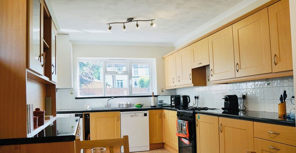 Spacious kitchen fully fitted gas cooker