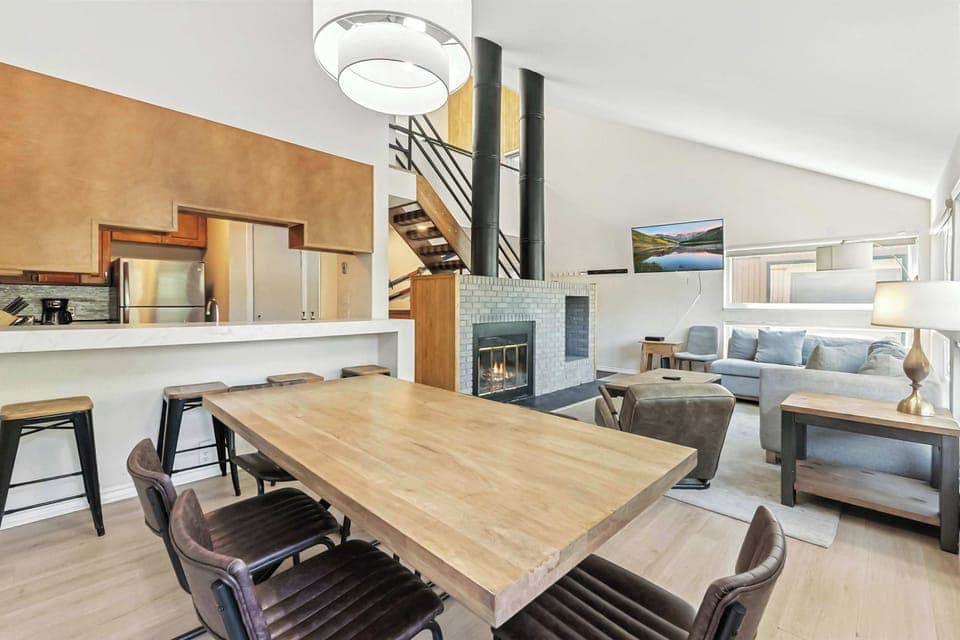 Dining area: Main floor, table seating for 6