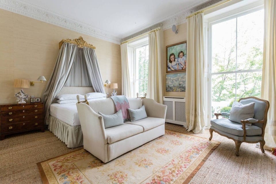 Apartment (6 Bedrooms) | Living area | TV
