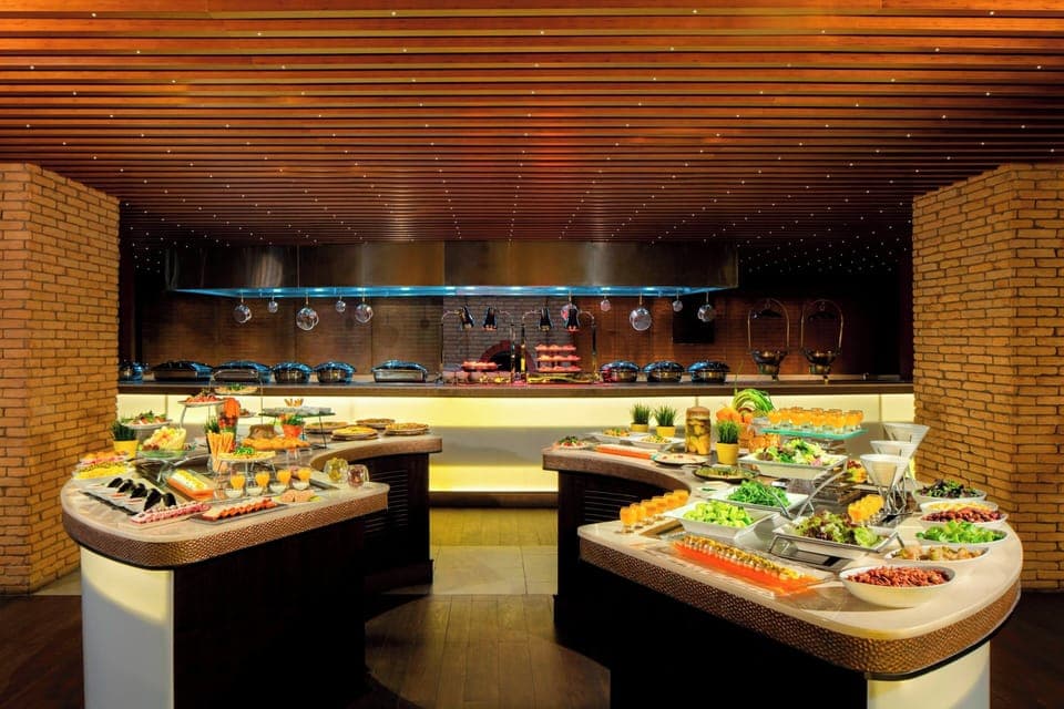 Daily buffet breakfast (AED 105 per person)