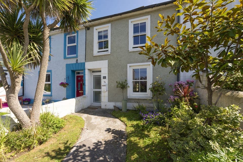 Entrance and front garden - Almond Cottage