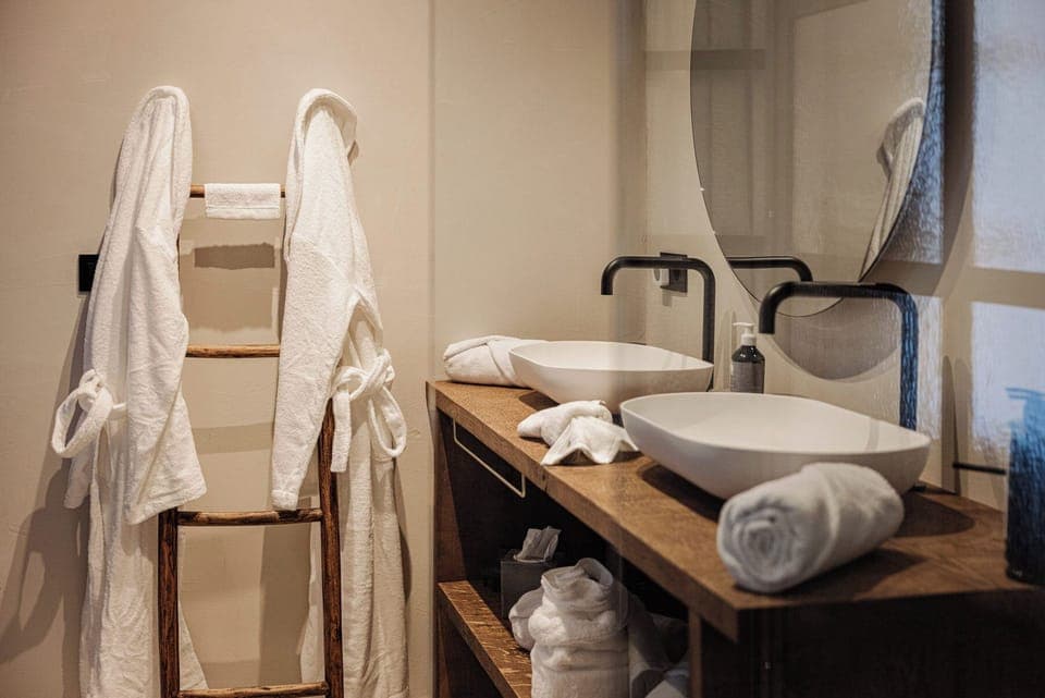 Deluxe Room, Garden View | Bathroom | Slippers