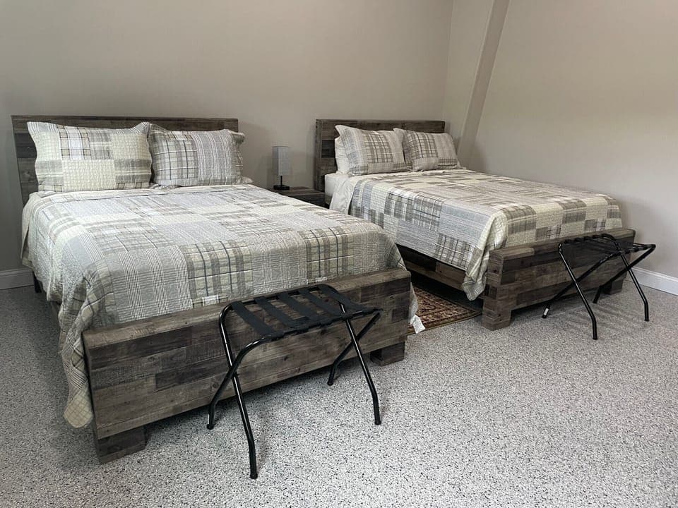 Second bedroom: 2 new queen beds