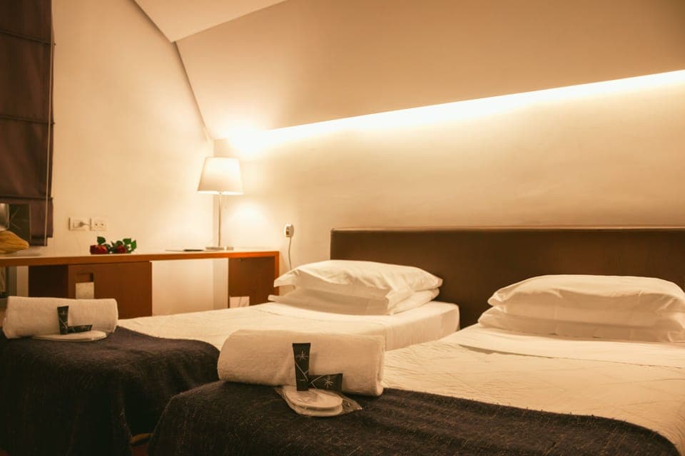 Hypo-allergenic bedding, minibar, in-room safe, desk