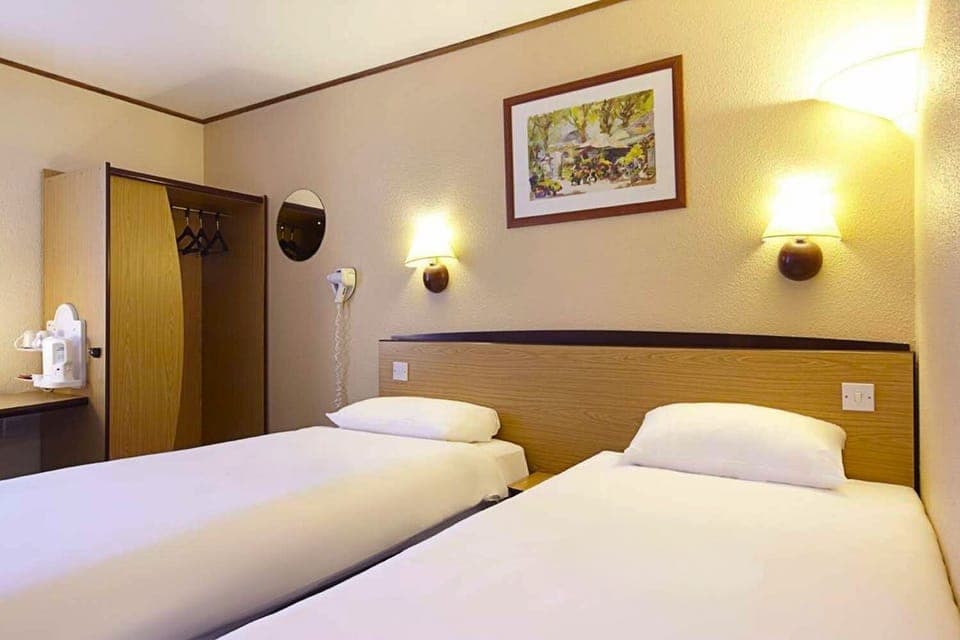 Standard Twin Room | Iron/ironing board, free WiFi