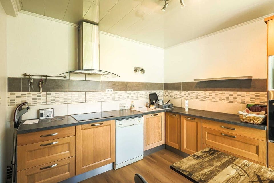 Double Room, Balcony, City View | Private kitchen | Oven