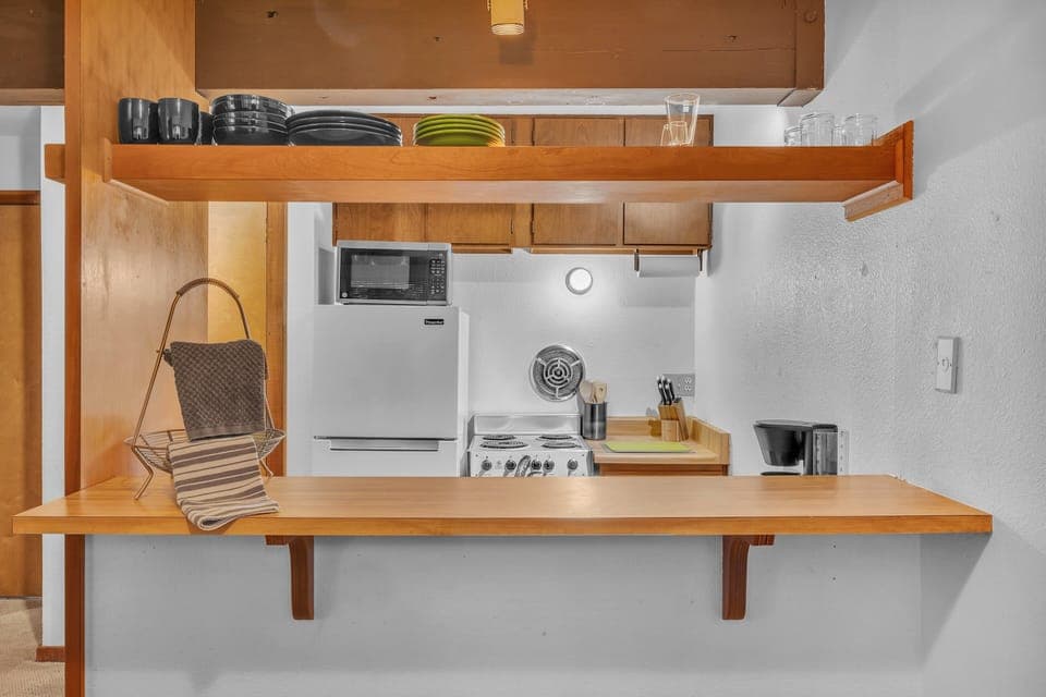 Condo, 1 Bedroom | Private kitchen | Fridge, oven, coffee/tea maker, toaster