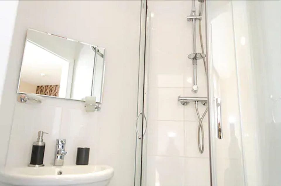 Shower, free toiletries, towels