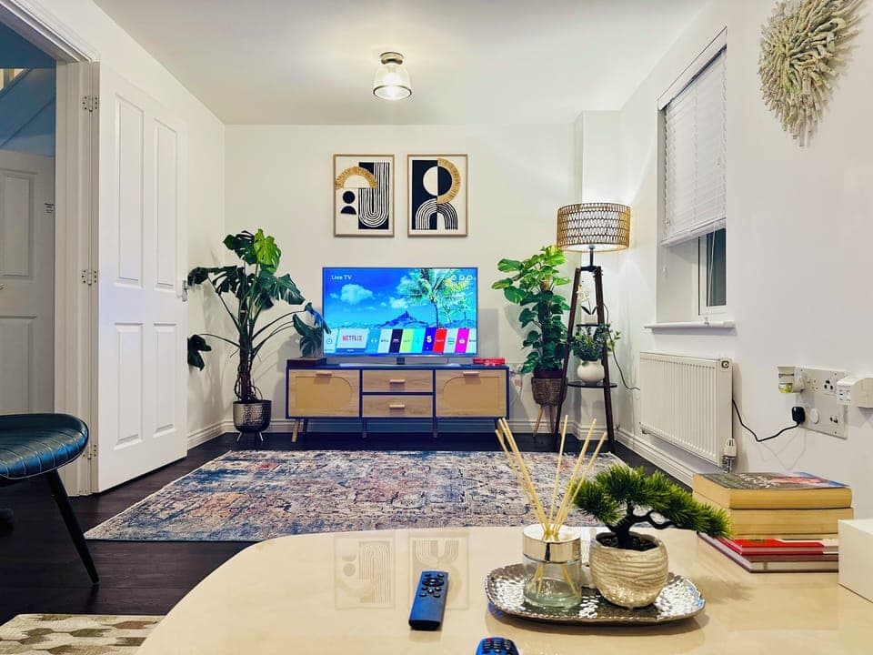 Spacious living room with fast WiFi, 4K UHD tv and comfy sofa