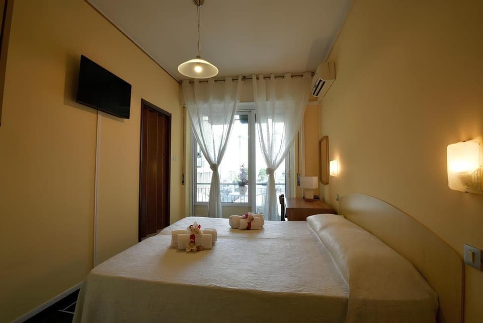 Double or Twin Room | Egyptian cotton sheets, premium bedding, in-room safe, free WiFi