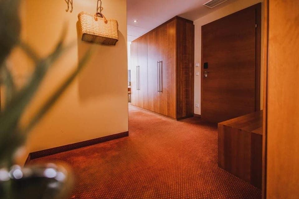 Suite | Desk, free WiFi