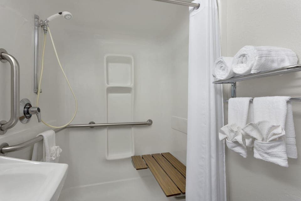 Room, Accessible | Bathroom | Combined shower/tub, eco-friendly toiletries, hair dryer, towels