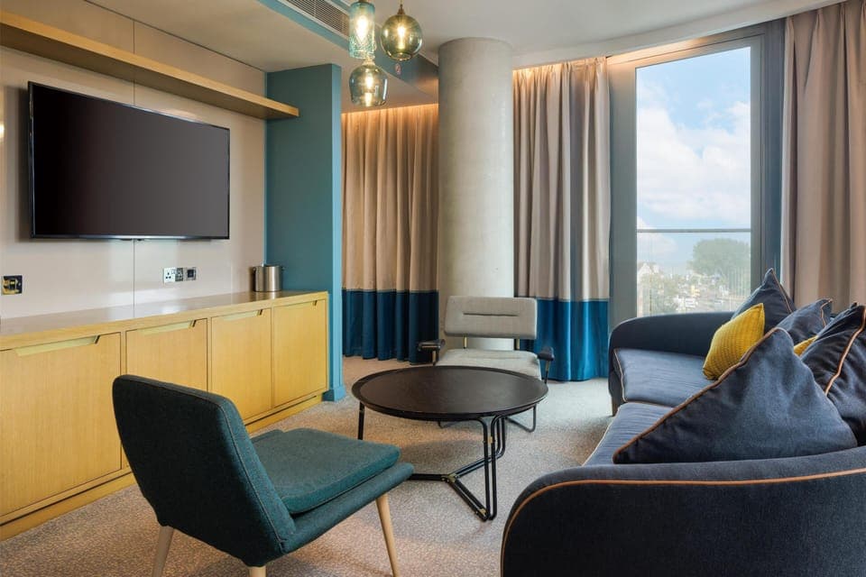 King, Suite, 1 Bedroom | Living area | LCD TV