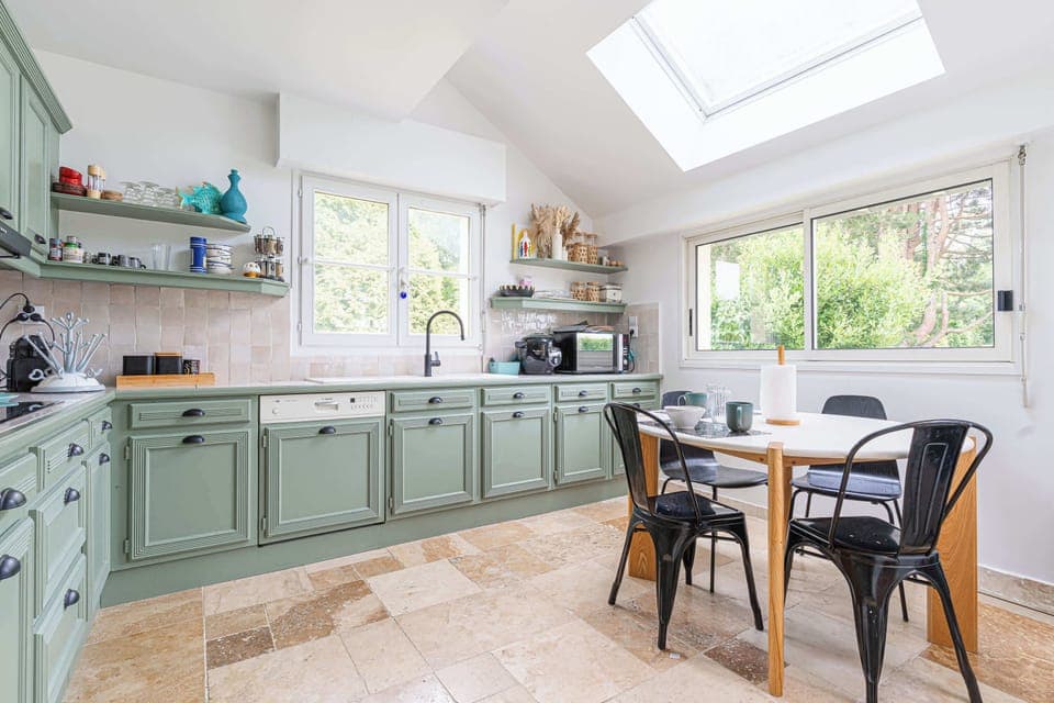 Cuisine entièrement équipée et coin repas