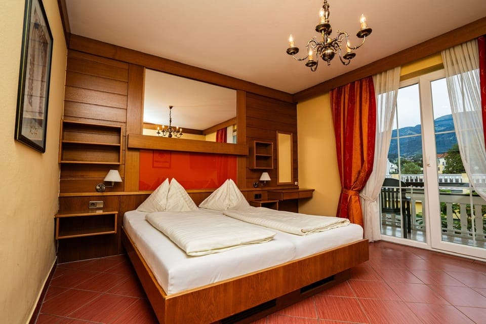 Classic Double Room | In-room safe, blackout drapes, free WiFi, bed sheets