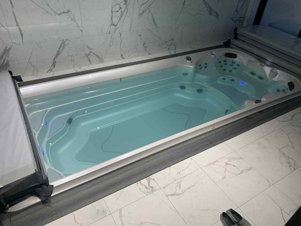 Indoor spa tub