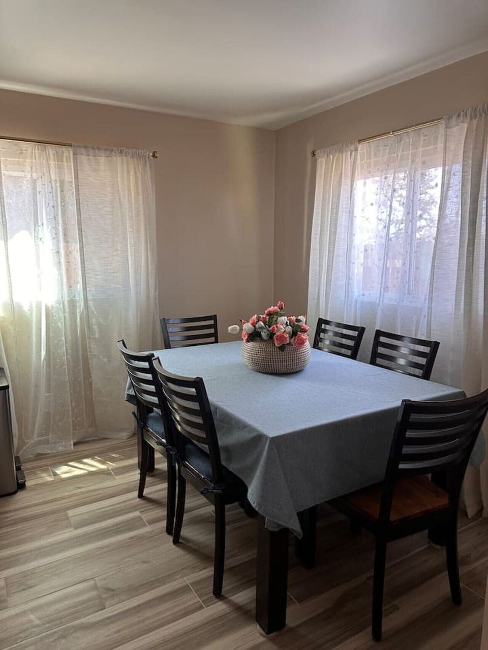 Dining Area - Seats 6