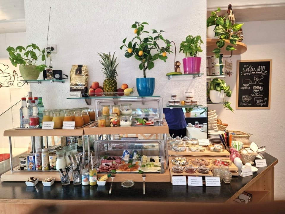 Daily continental breakfast (EUR 15 per person)