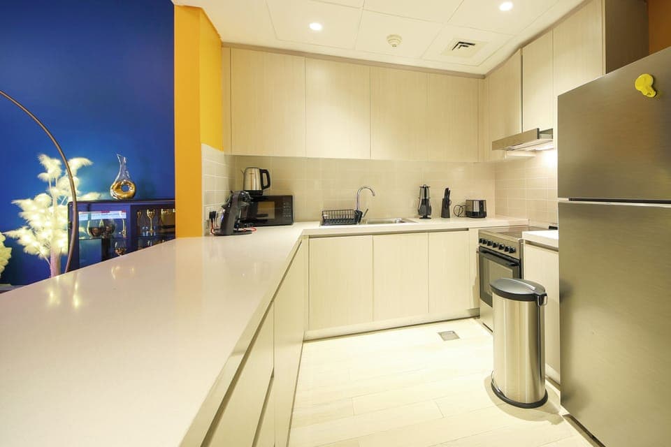 Apartment, Lake View | Private kitchen | Full-size fridge, microwave, oven, stovetop