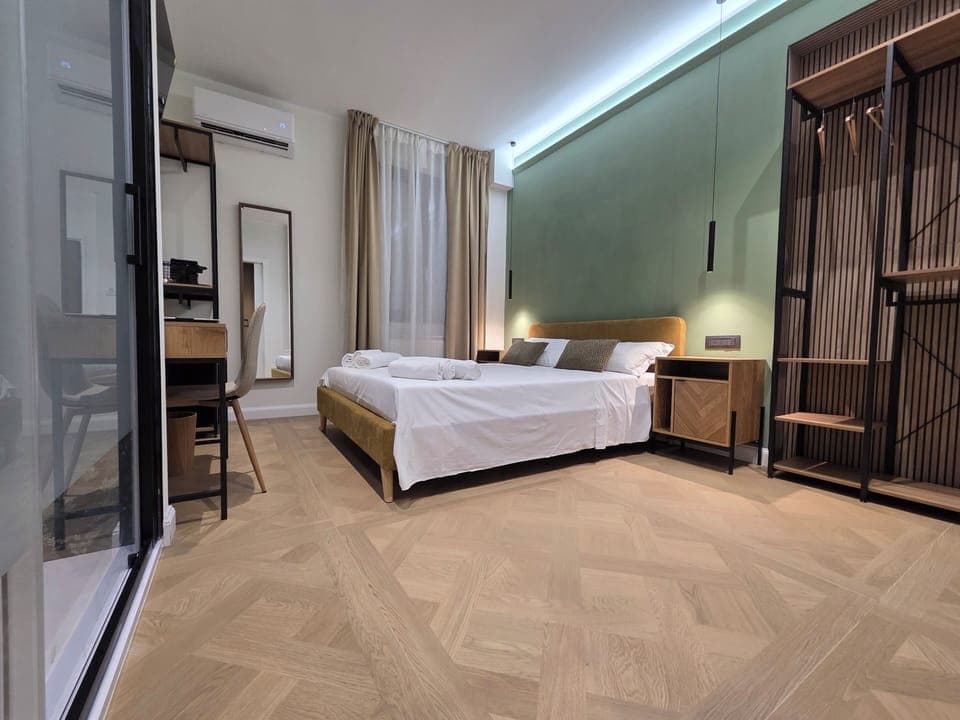 In-room safe, desk, laptop workspace, soundproofing