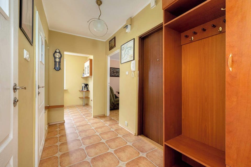 A hallway with a spacious wardrobe and coat rack makes storing clothes easy and helps you start your day comfortably.