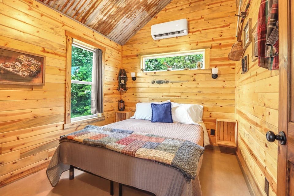 Cottage 2 - Bedroom 2 with a queen size bed