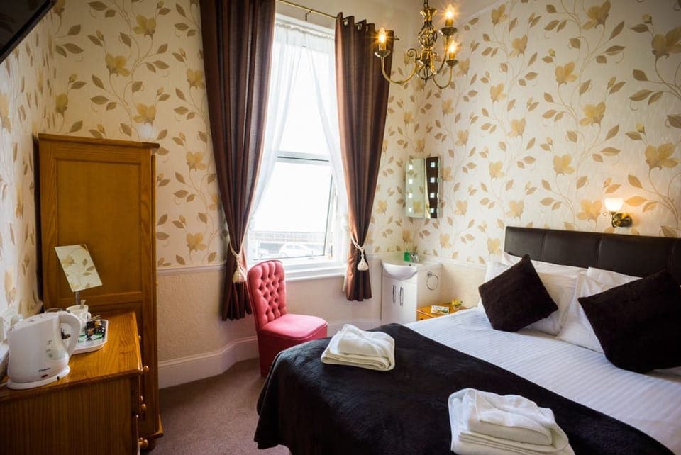Standard Double Room, Sea View | Hypo-allergenic bedding, individually decorated, free WiFi, bed sheets
