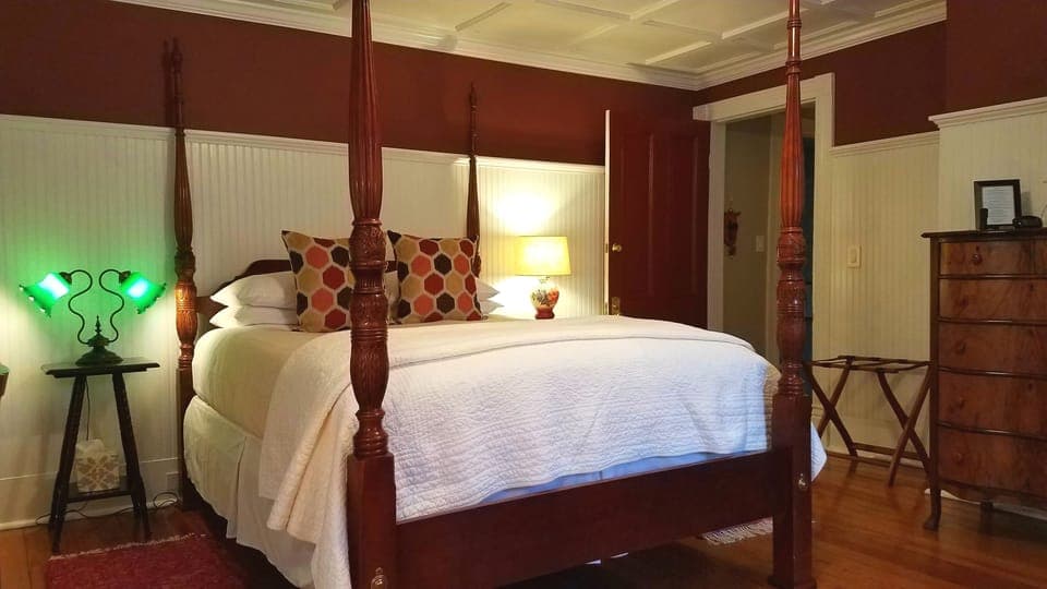 Deluxe Room, 1 Queen Bed | Premium bedding, individually decorated, individually furnished, desk