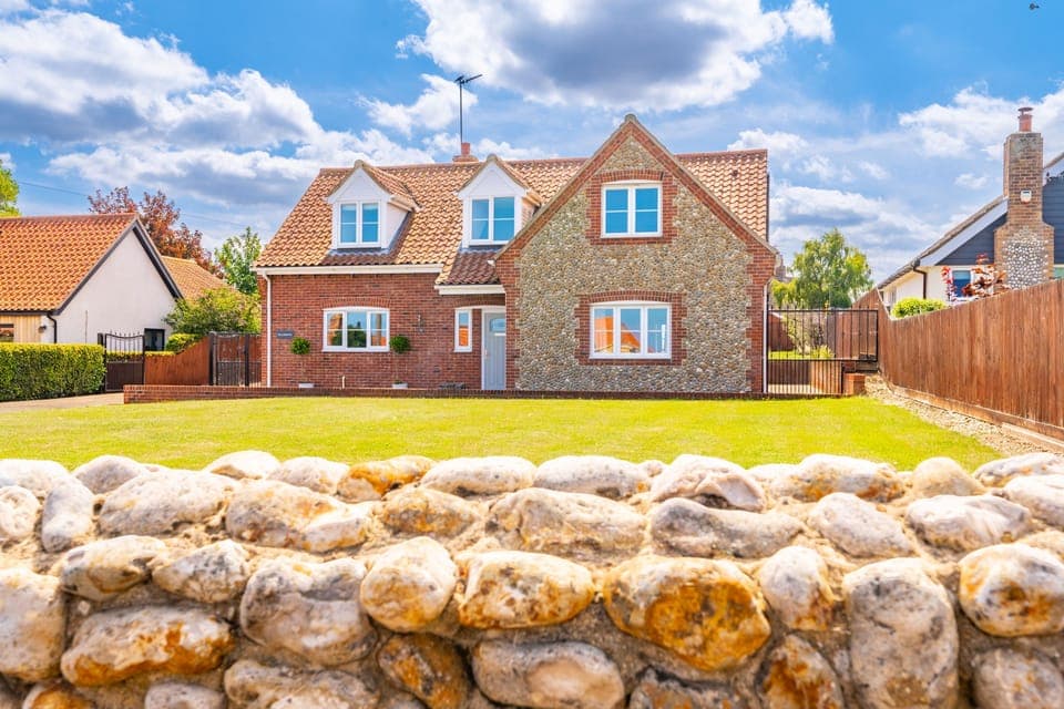 The Lobster Pot, Blakeney: The house sits back from the coast road