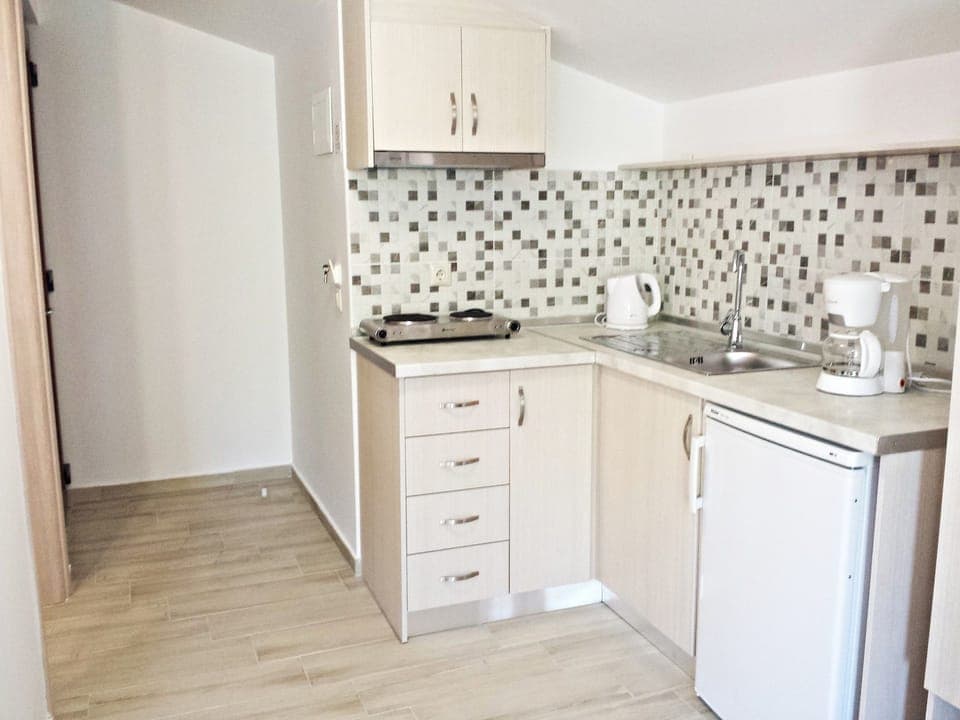 Superior Studio Suite | Private kitchenette | Fridge, stovetop, coffee/tea maker, electric kettle