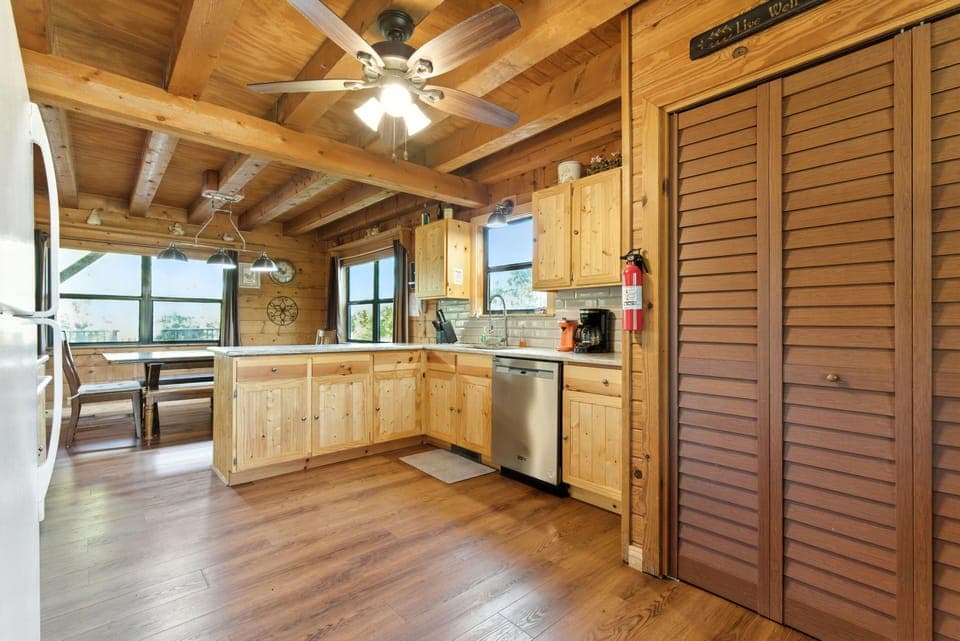 Cabin, 3 Bedrooms | Private kitchen | Fridge, oven, coffee/tea maker