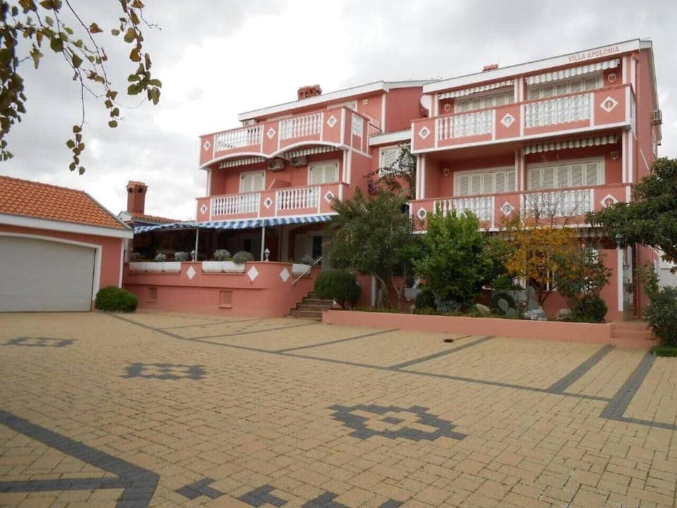 villaapolonia Booking Apartment with car park Space