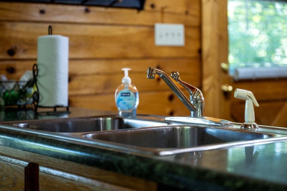 A gleaming double sink and plenty of natural light make even cleanup feel easy in this mountain kitchen.