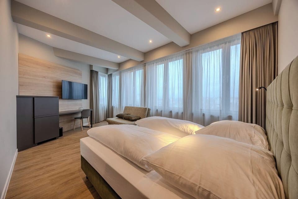 Comfort Triple Room | In-room safe, iron/ironing board, free WiFi