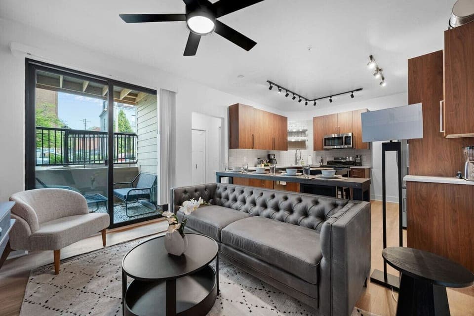 Welcome to our pristine 3 Bedroom / 2 Bathroom condo in the Heart of Shadyside!