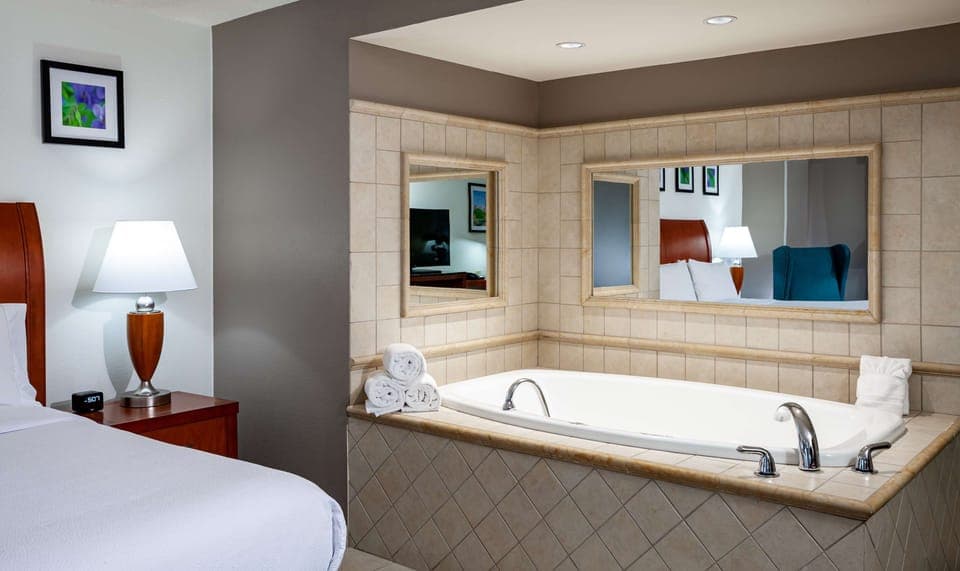 One King Bed | Bathroom | Combined shower/tub, free toiletries, hair dryer, towels