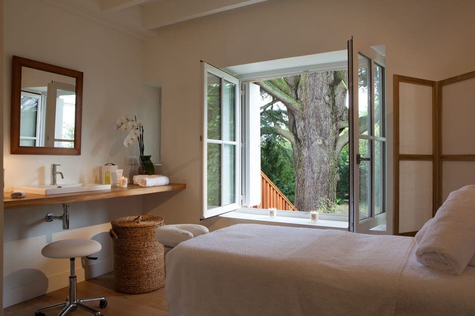 Couples treatment rooms, sauna, body treatments, hot stone massages