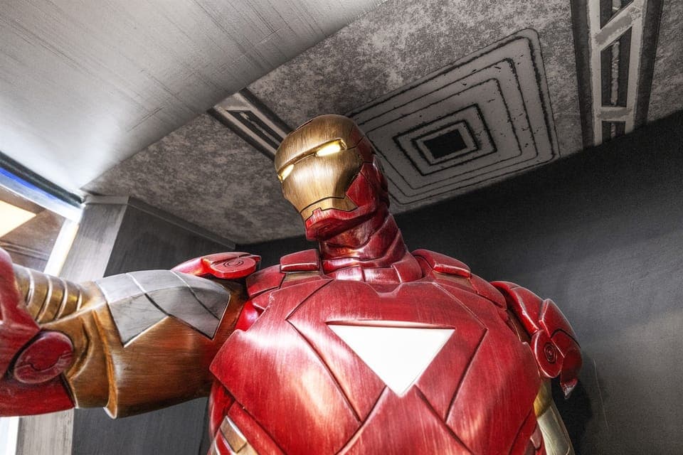 A striking Iron Man figure adds bold energy to our Avengers-themed cabin. With its detailed design and strong presence, it’s a real eye-catcher that guests love. A perfect touch of Marvel that instantly sets the mood the moment you walk in.