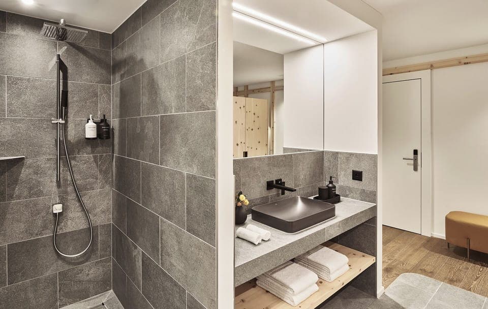 Separate tub and shower, free toiletries, hair dryer, towels