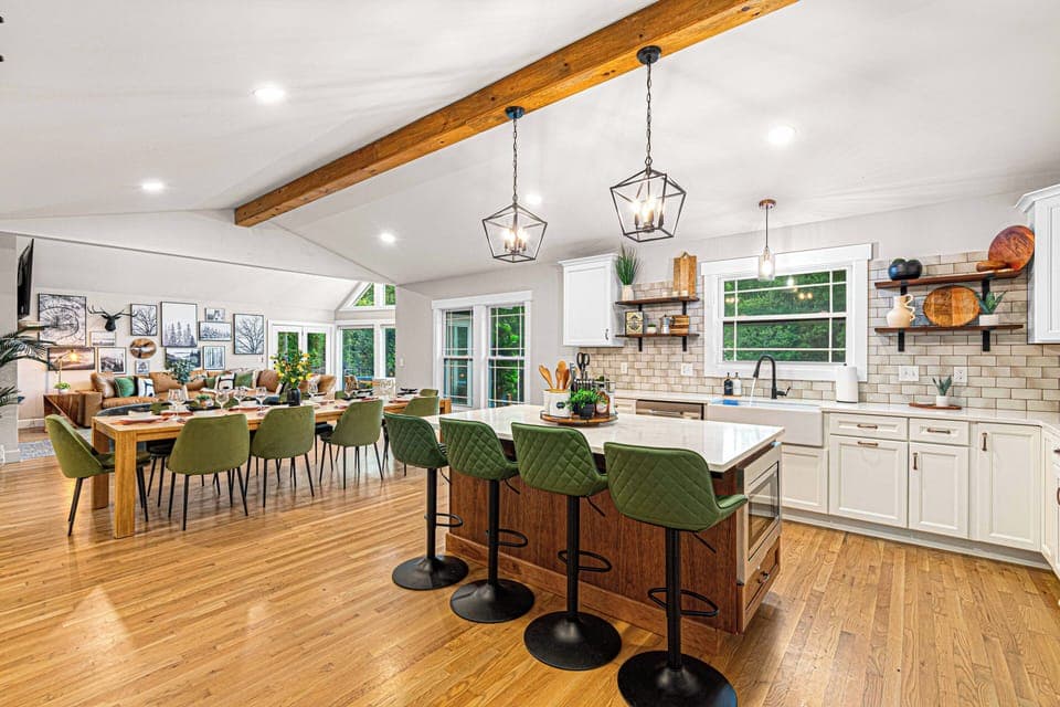 This stunning kitchen island isn’t just for prep, it’s also the perfect gathering spot, with comfortable counter seating that invites morning coffee, casual bites, and shared conversations. ☕