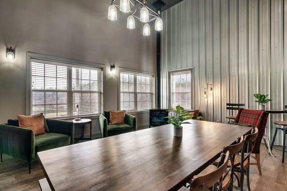 x-comingsoon!BigRedBarn_233770