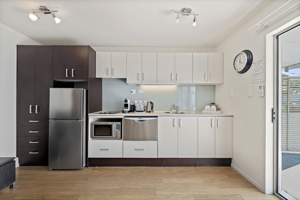 Apartment, 1 King Bed, Kitchen, Beach View | Private kitchen