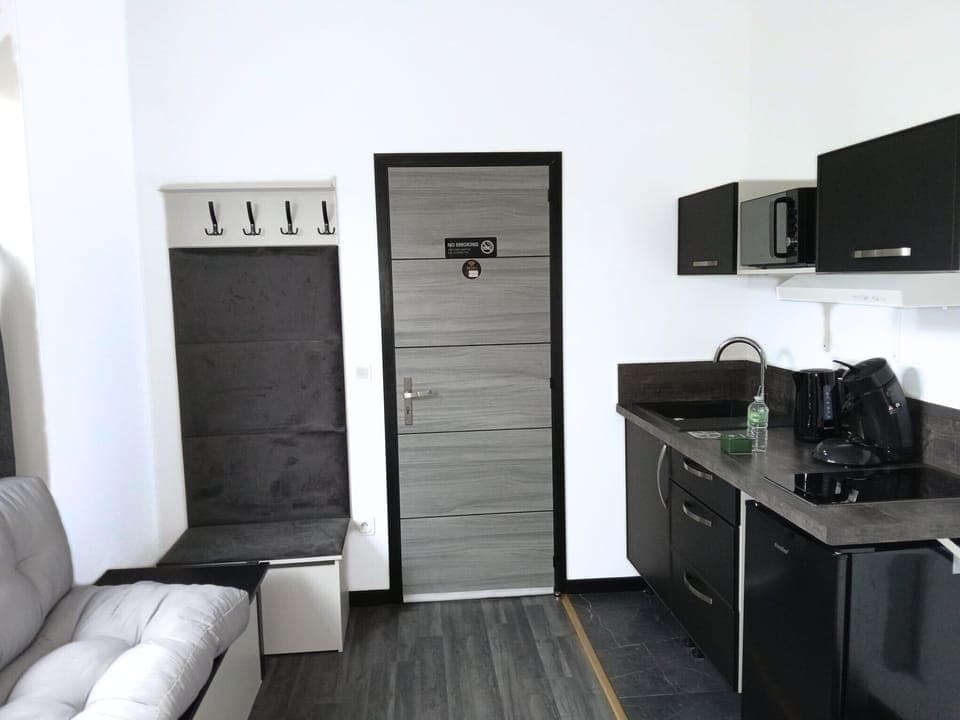 Deluxe Apartment, Garden View | Private kitchen | Microwave, oven, cookware/dishes/utensils