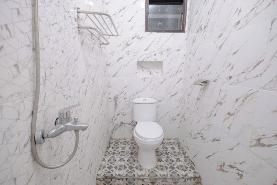 Deluxe Room | Bathroom | Shower, rainfall showerhead, free toiletries, towels