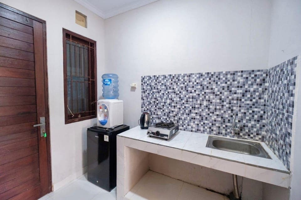 Deluxe Room | Private kitchen | Fridge, stovetop, dishwasher