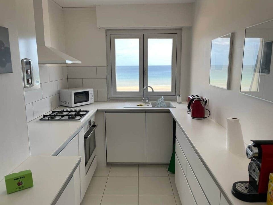 Cuisine aménagée et équipée, vue Mer